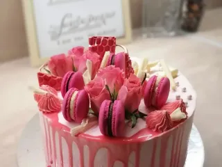 10 szeletes d&iacute;sztorta pink sz&iacute;nben macaron d&iacute;sz&iacute;t&eacute;ssel
