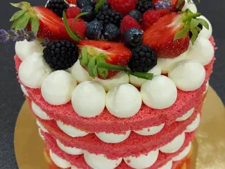 10 szeletes pisk&oacute;talapos, k&ouml;nnyed habos-kr&eacute;mes torta