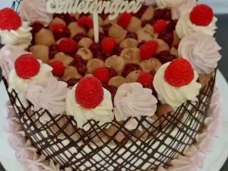 Csokis epres sz&uuml;let&eacute;snapi torta