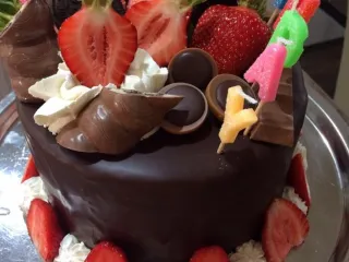 Csokol&aacute;d&eacute; bevonatos torta