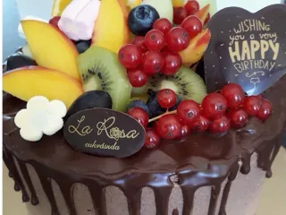 Csokol&aacute;d&eacute; &ouml;ntetes torta gy&uuml;m&ouml;lcs&ouml;kkel