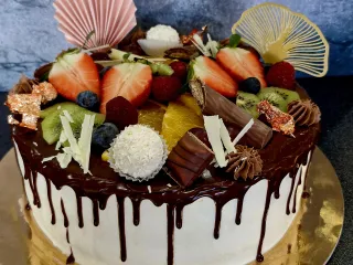 Czugatott torta csokival, gy&uuml;m&ouml;lcs&ouml;kkel