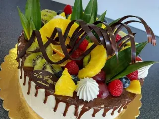 D&eacute;ligy&uuml;m&ouml;lcs&ouml;s d&iacute;sz&iacute;t&eacute;sű torta