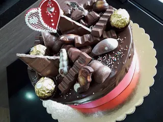 D&iacute;sztorta csoki im&aacute;d&oacute;knak