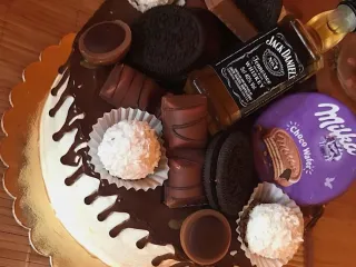 D&iacute;sztorta f&eacute;rfinak whisky d&iacute;sz&iacute;t&eacute;ssel