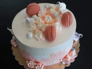 Egyedi barack sz&iacute;nű torta macaronokkal