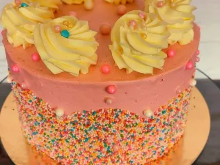 Egyedi d&iacute;sztorta cukorsz&oacute;rat bevonattal