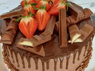 Egyedi torta csokol&aacute;d&eacute; &iacute;zes&iacute;t&eacute;ssel