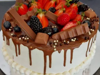Egyedi torta kinder csoki &iacute;zben