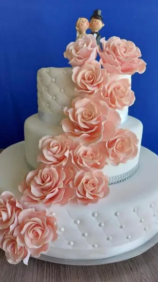 Eleg&aacute;ns esk&uuml;vői torta r&oacute;zsa d&iacute;sz&iacute;t&eacute;ssel