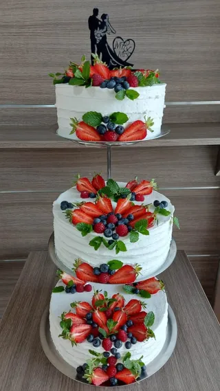 Emeletes esk&uuml;vői torta &aacute;llv&aacute;nyon