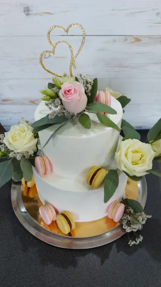 emeletes esk&uuml;vői torta &eacute;lő vir&aacute;gokkal