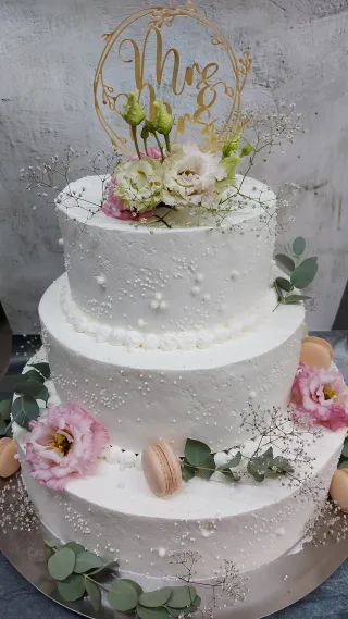 emeletes torta esk&uuml;vői