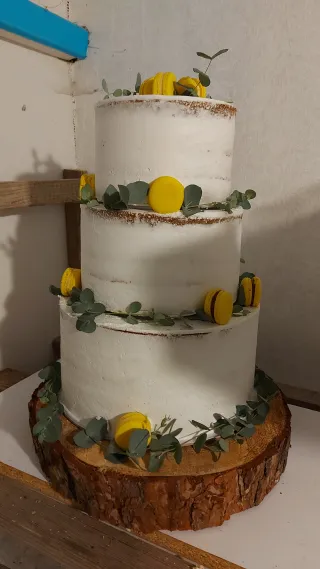 emeletes torta far&ouml;nk&ouml;n levelekkel