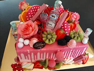 eper &iacute;zes&iacute;t&eacute;sű sz&ouml;gletes pink d&iacute;sztorta