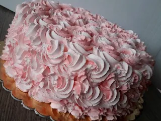 Eperhabos d&iacute;sz&iacute;t&eacute;sű torta