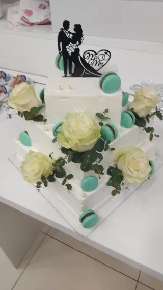 Esk&uuml;vői torta &eacute;lő vir&aacute;ggal