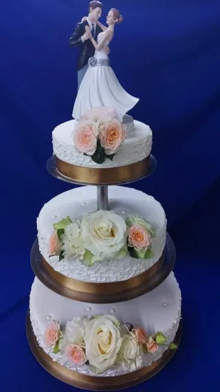 Esk&uuml;vői torta torta&aacute;llv&aacute;nyon