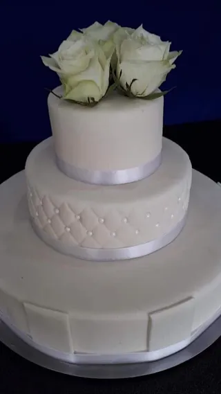 eskuvoi torta viragok