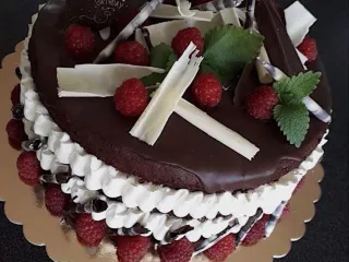 Feh&eacute;rcsoki forg&aacute;csos, gy&uuml;m&ouml;lcs&ouml;s d&iacute;sztorta