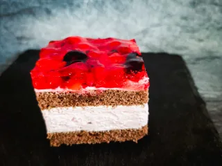 Gy&uuml;m&ouml;lcs&ouml;s joghurt kocka