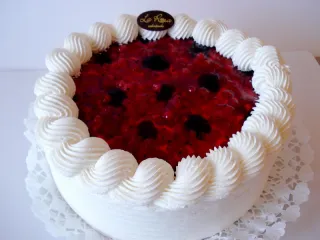 Gy&uuml;m&ouml;lcs&ouml;s joghurt torta