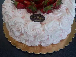 Habr&oacute;zs&aacute;kkal d&iacute;sz&iacute;tett torta