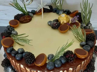 Karamell d&iacute;sztorta bogy&oacute;s gy&uuml;m&ouml;lcs&ouml;kkel