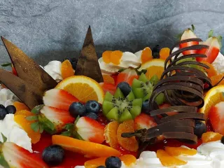 K&ouml;nnyű, habos sz&ouml;gletes torta gy&uuml;m&ouml;lcs d&iacute;sz&iacute;t&eacute;ssel