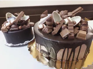 K&ouml;r alak&uacute; tort&aacute;k csokiskeksz &iacute;zben &eacute;s d&iacute;sz&iacute;t&eacute;ssel