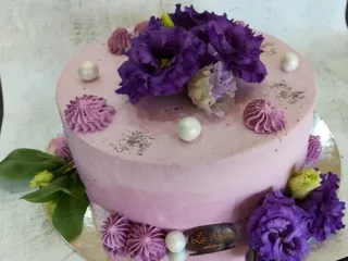 Lila kr&eacute;mbevonatos torta