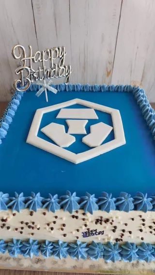 log&oacute;val ell&aacute;tott sz&uuml;let&eacute;snapi torta k&eacute;k-feh&eacute;r sz&iacute;nben