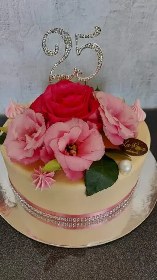 Marcip&aacute;n bevonatos torta sz&uuml;let&eacute;snapra
