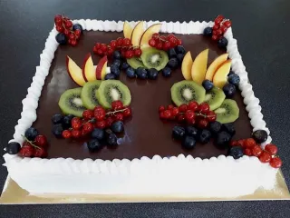 N&eacute;gysz&ouml;gletes d&iacute;sztorta csokol&aacute;d&eacute; bevonattal