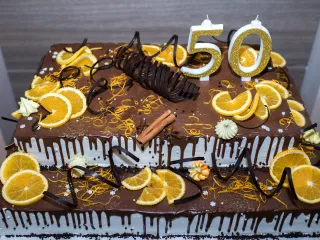 N&eacute;gysz&ouml;gletes d&iacute;sztorta narancsos &iacute;zes&iacute;t&eacute;ssel