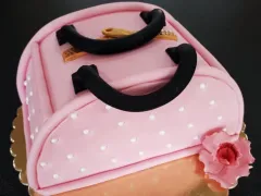 női piperet&aacute;ska alak&uacute; torta