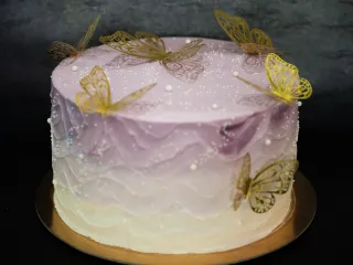 Pillang&oacute; d&iacute;sz&iacute;t&eacute;sű egyedi torta