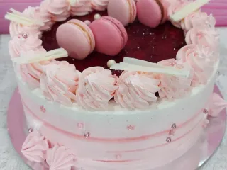 Pink d&iacute;sztorta macaronnal