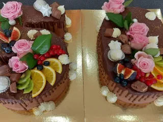 Sz&aacute;m alak&uacute; d&iacute;sztorta csokol&aacute;d&eacute; &iacute;zben