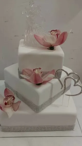 Sz&ouml;gletes esk&uuml;vői emeletes torta