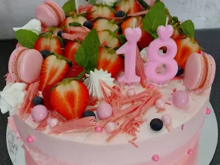 Sz&uuml;let&eacute;snapi torta gy&uuml;m&ouml;lcskedvelőknek