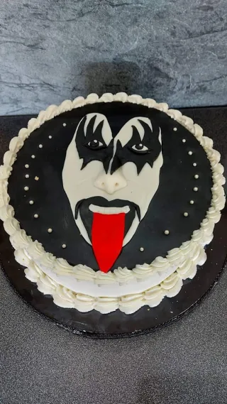 Sz&uuml;let&eacute;snapi torta KISS egy&uuml;ttes ihlette d&iacute;sz&iacute;t&eacute;ssel