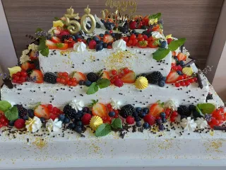 Sz&uuml;let&eacute;snapi torta n&eacute;gysz&ouml;gletes, emeletes