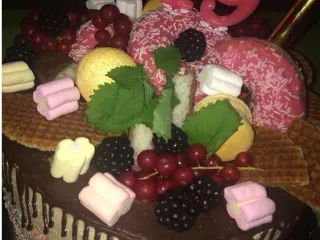 Torta f&aacute;nk &eacute;s pillecukor d&iacute;sz&iacute;t&eacute;ssel