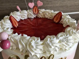 torta r&oacute;szasz&iacute;n eperrel nella felirattal
