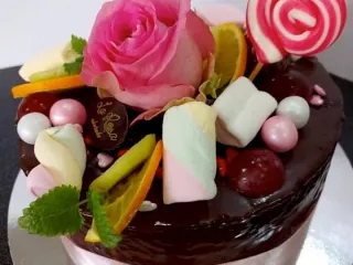 Torta r&oacute;zsa, nyal&oacute;ka d&iacute;sz&iacute;t&eacute;ssel