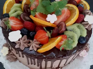 Torta szezon&aacute;lis gy&uuml;m&ouml;lcs d&iacute;sz&iacute;t&eacute;ssel